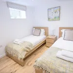 Superb 2 Bedroom Town Apartment, Quiet Location Apartamento
