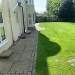 Superb 2 Bedroom Town Apartment, Quiet Location *