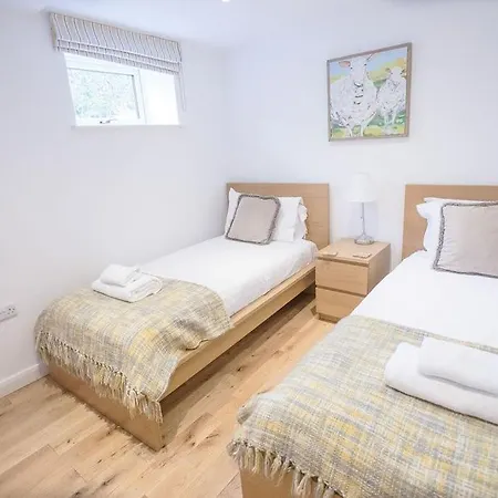 Superb 2 Bedroom Town Apartment, Quiet Location Lejlighed
