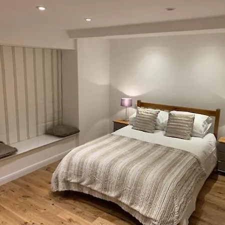 Apartment Superb 2 Bedroom Town Apartment, Quiet Location