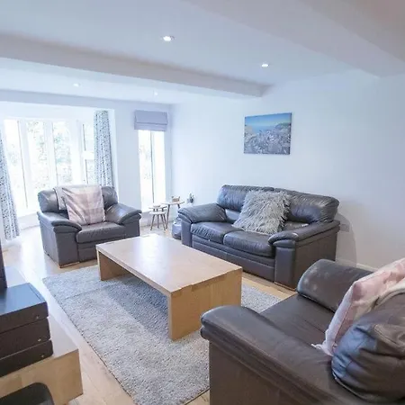 Superb 2 Bedroom Town Apartment, Quiet Location *