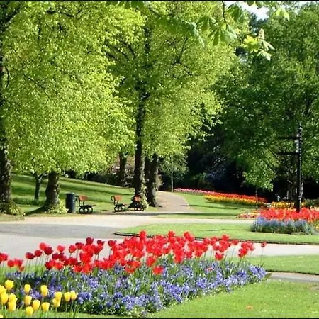 Superb 2 Bedroom Town Apartment, Quiet Location Χαρογκέιτ