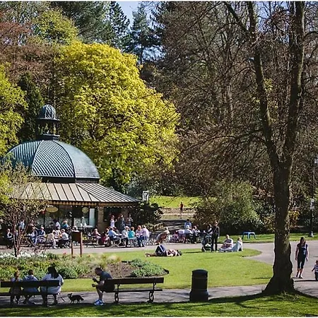 Superb 2 Bedroom Town Apartment, Quiet Location Χαρογκέιτ