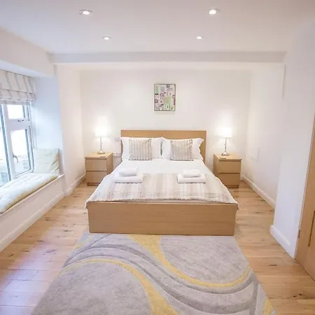 Superb 2 Bedroom Town Apartment, Quiet Location *