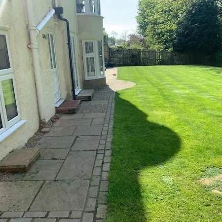 Superb 2 Bedroom Town Apartment, Quiet Location *